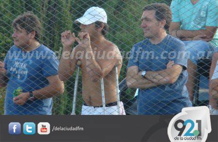 Eduardo Salvi observando la Final Sarmiento vs. Argentino